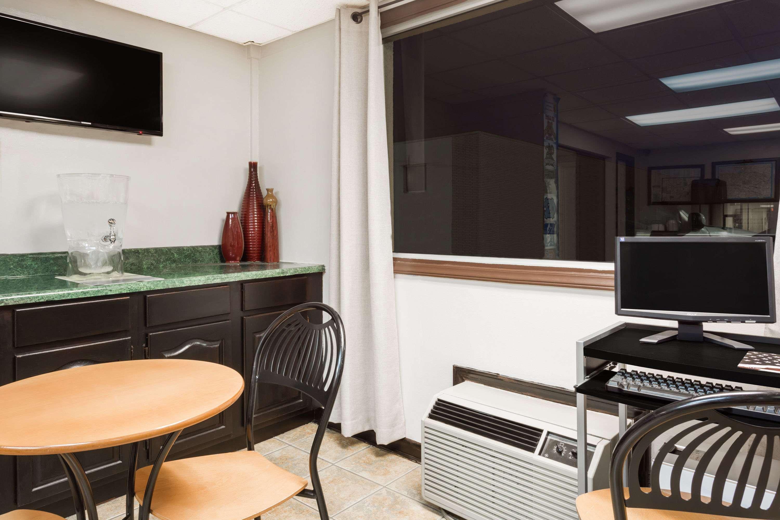 ซูเปอร์ 8 บาย วินด์แฮม กรีสโบโร Hotel กรีนส์โบโร ภายนอก รูปภาพ